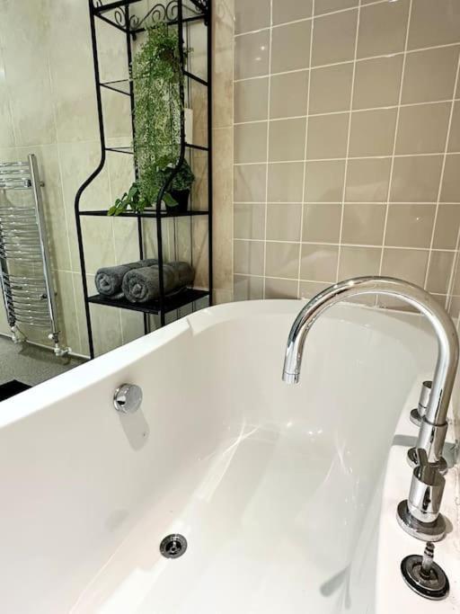 6 Guests House Old Trafford,Media City,City Centre, Free Parking Mánchester Exterior foto